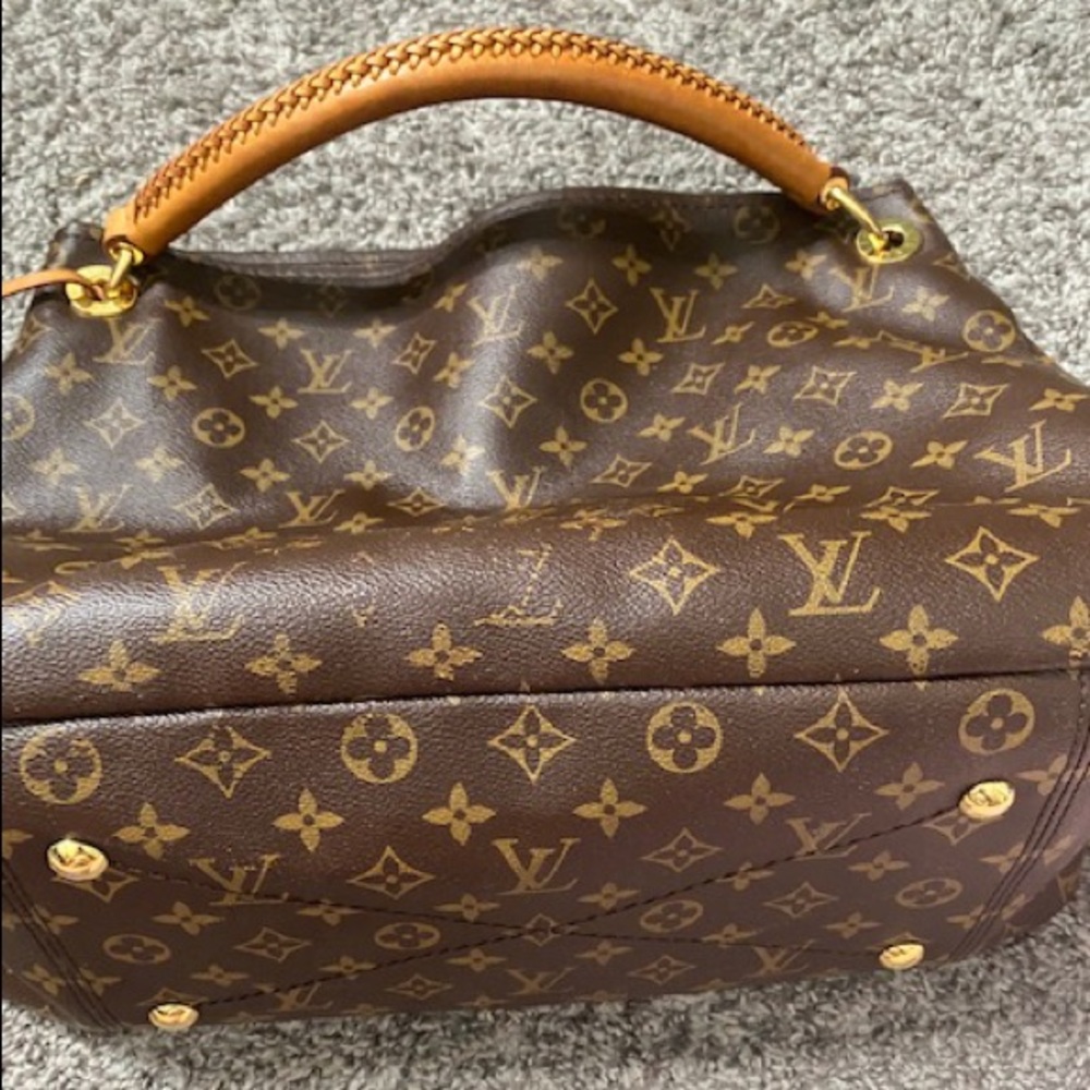Louis Vuitton Artsy LV MM